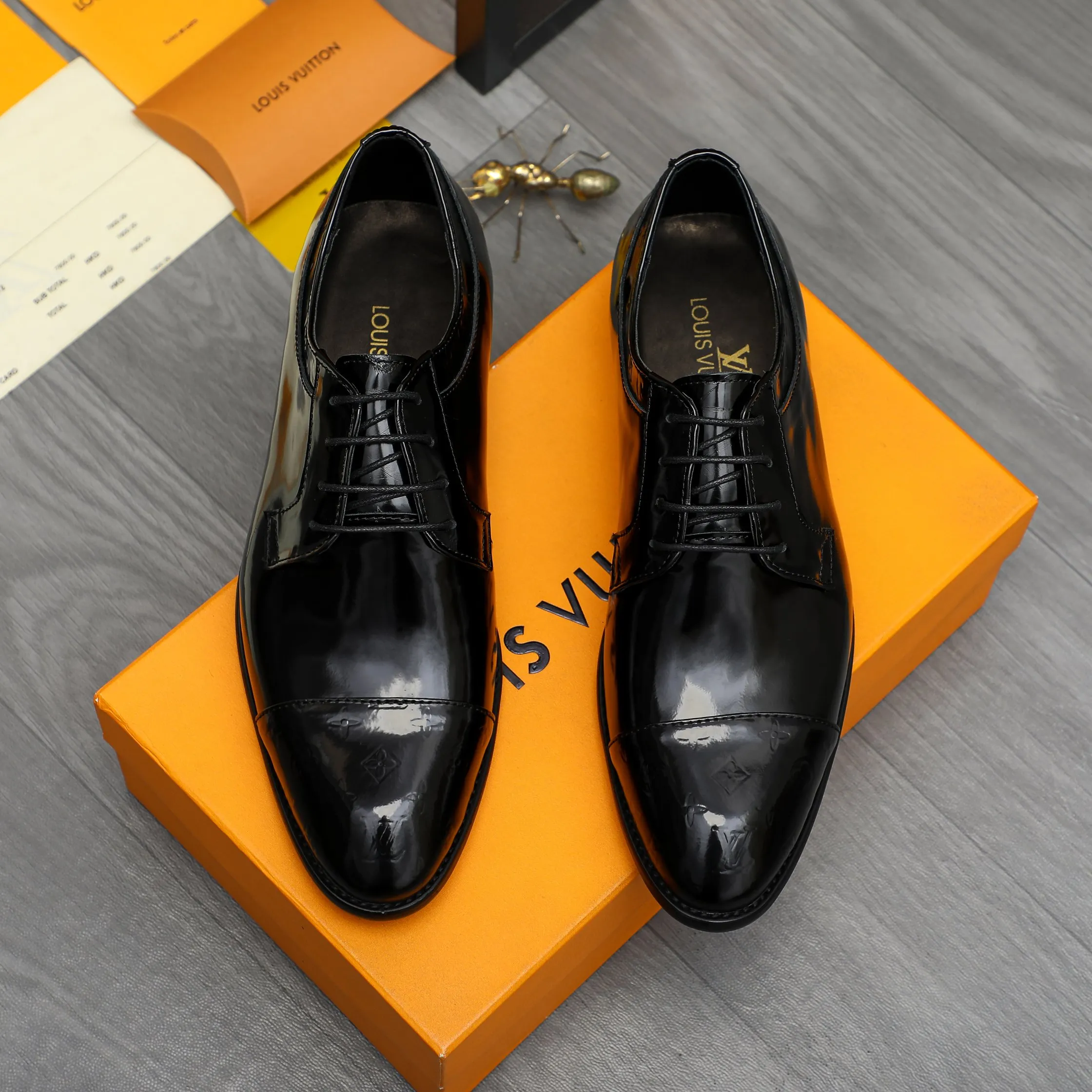 Men's shoes 💰p460 Product trademark: LV (Louis Vuitton) business lace-up leather shoes True size: 39-44 Product material: Selected lacquered cowhide stitching embossed cowhide upper, cowhide lining, original rubber outsole